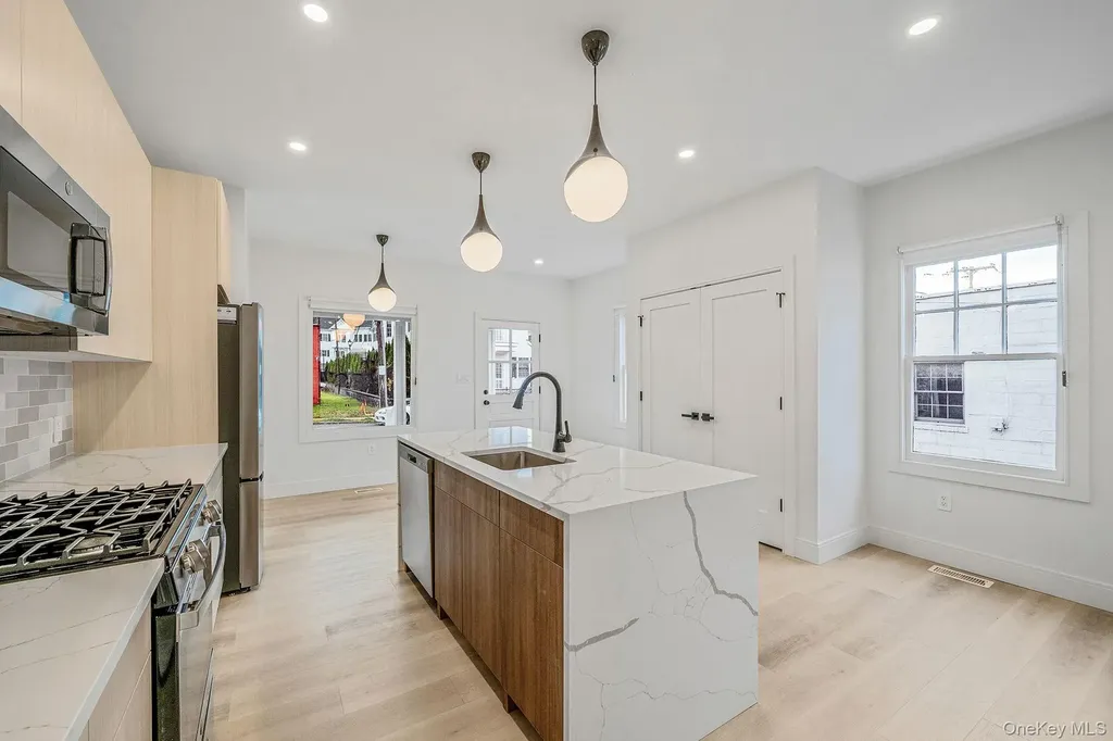 24 Skillman Street Roslyn NY 11576