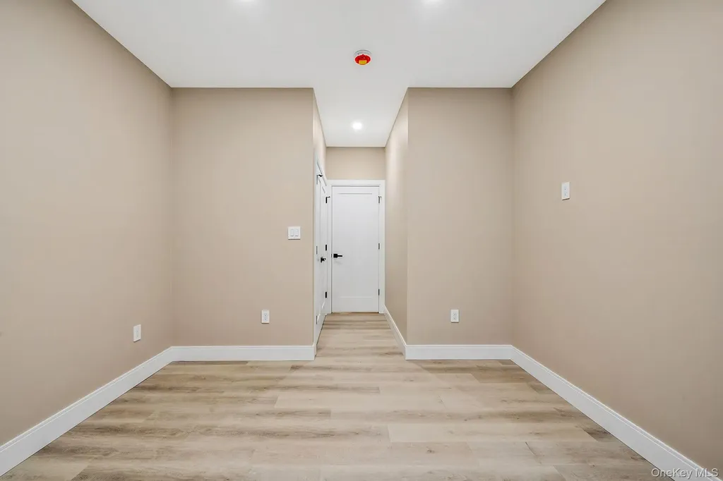 24 Skillman Street Roslyn NY 11576