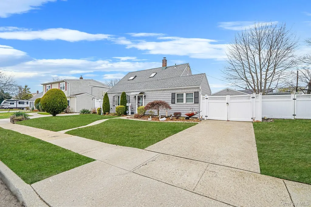 38 Farm Lane Levittown NY 11756