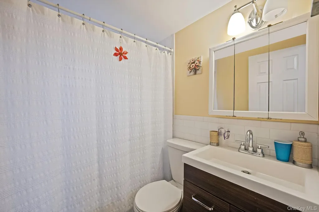 38 Farm Lane Levittown NY 11756