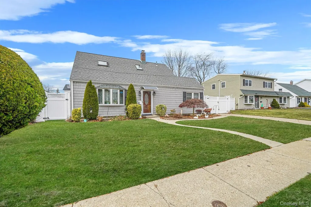 38 Farm Lane Levittown NY 11756