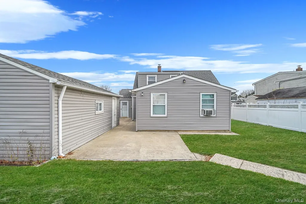 38 Farm Lane Levittown NY 11756