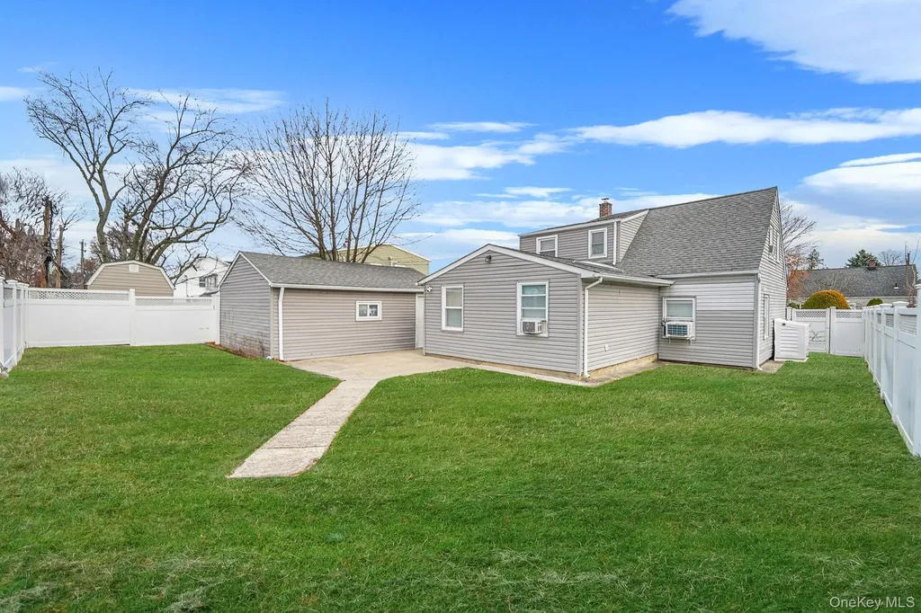 38 Farm Lane Levittown NY 11756