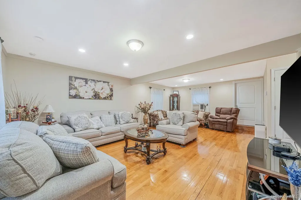 38 Farm Lane Levittown NY 11756