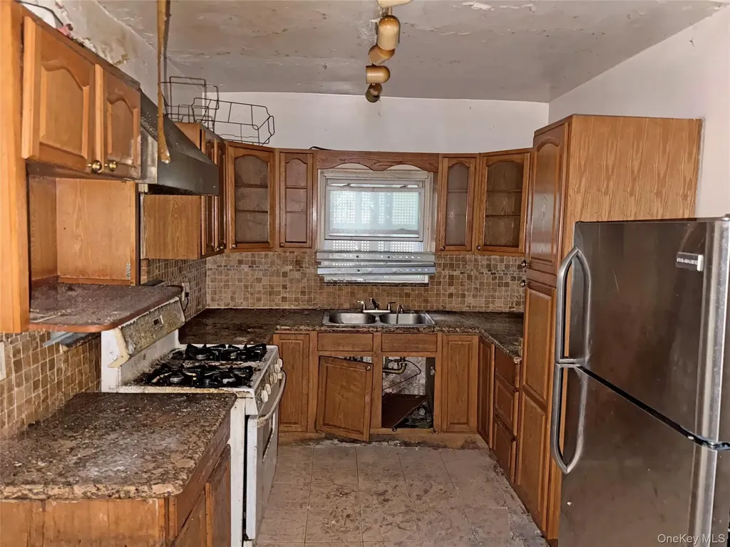 4077 Seton Avenue Bronx NY 10466
