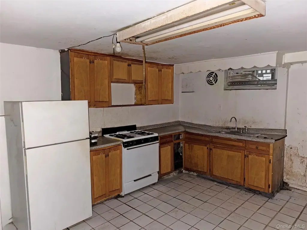 4077 Seton Avenue Bronx NY 10466