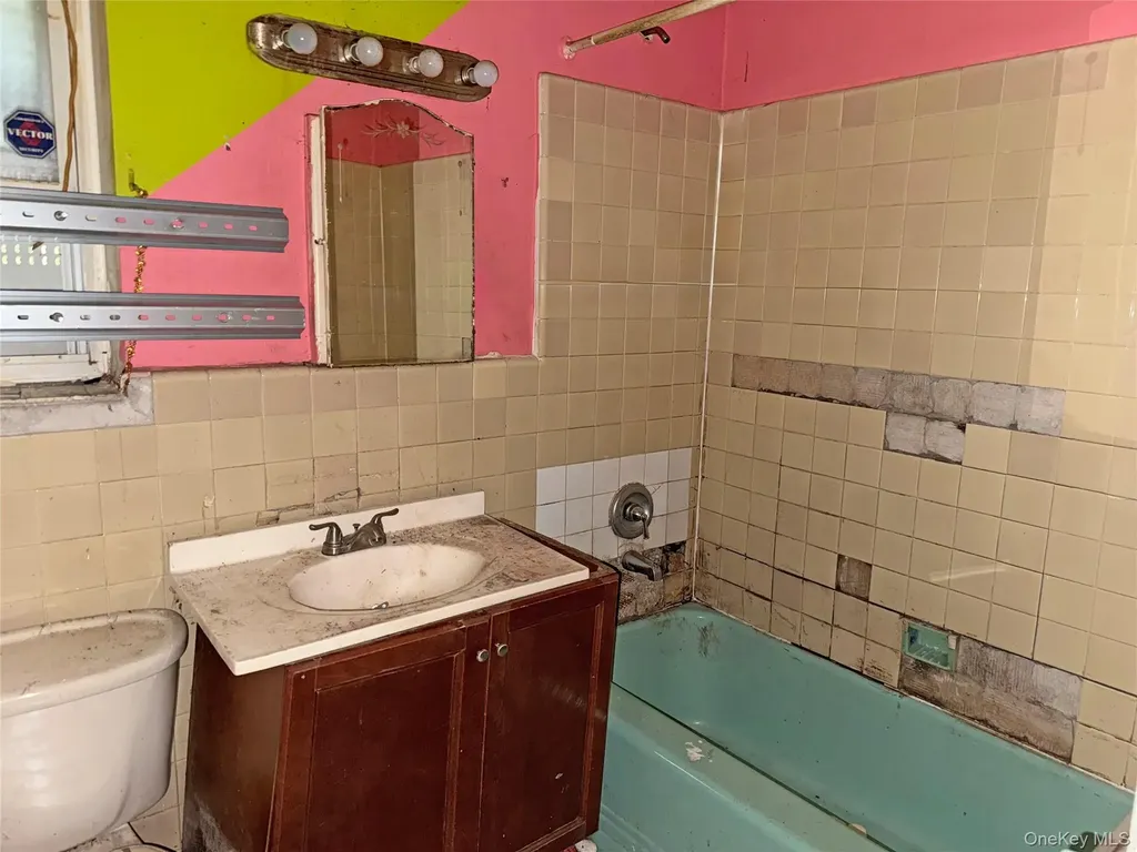 4077 Seton Avenue Bronx NY 10466