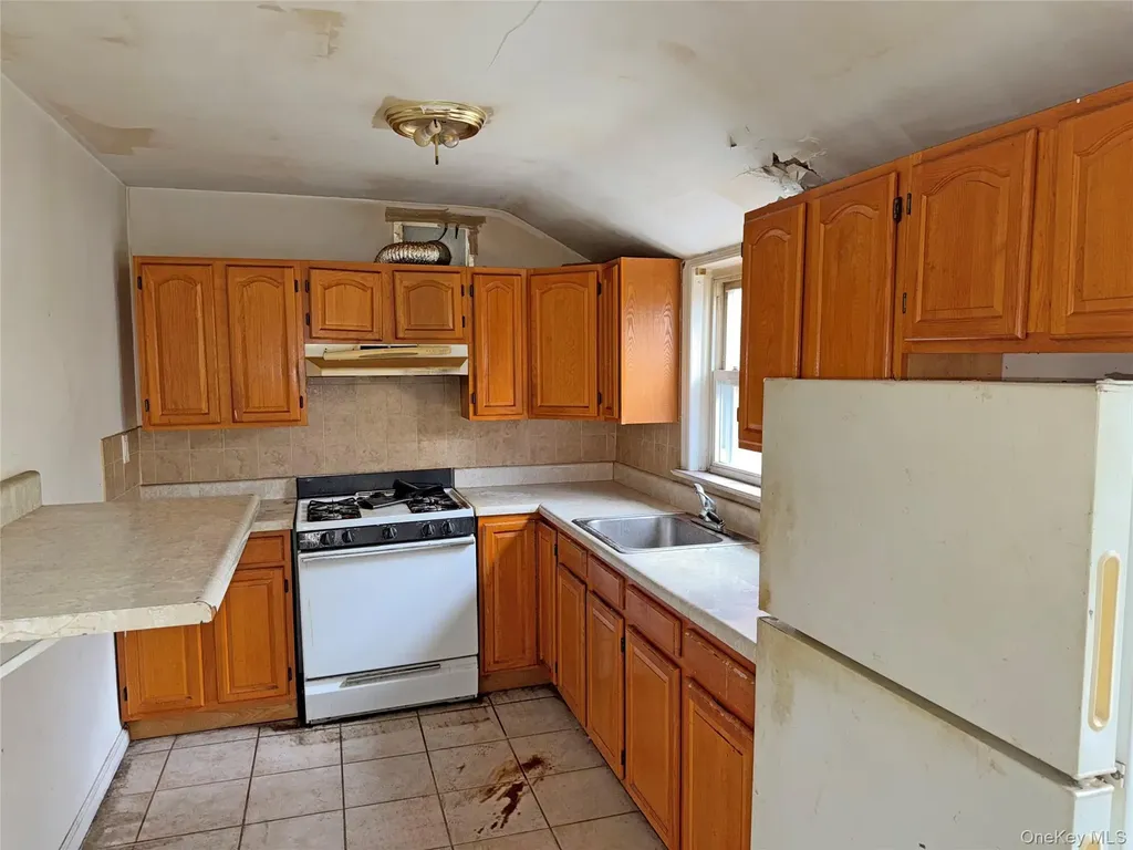 4077 Seton Avenue Bronx NY 10466