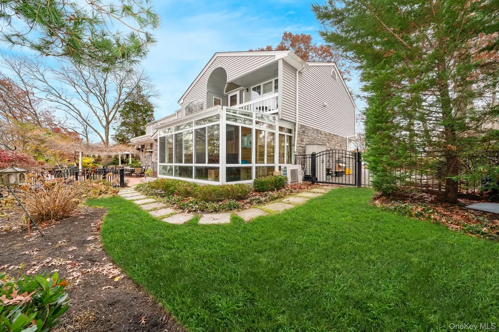 17 Thide Court Smithtown NY 11787