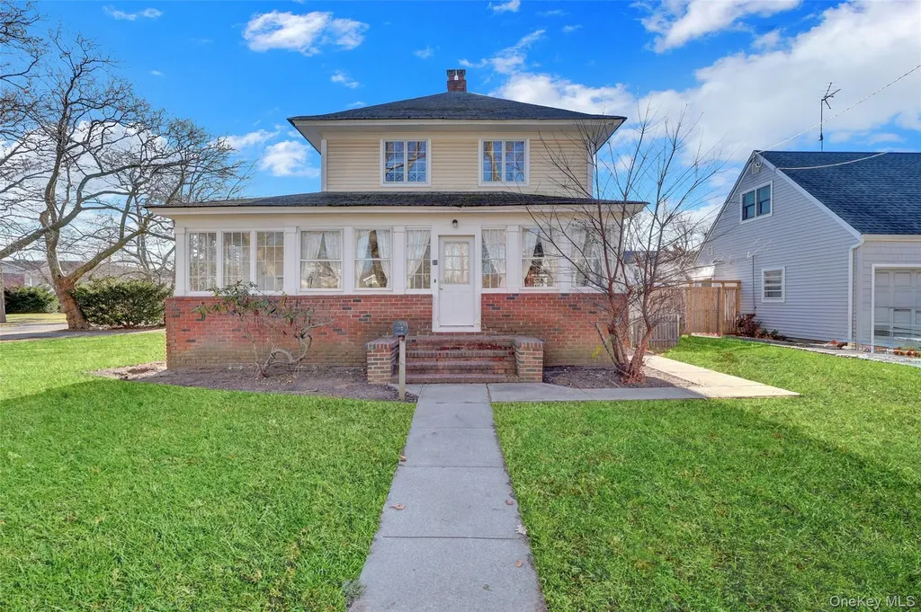 31 Hiawatha Drive Brightwaters NY 11718