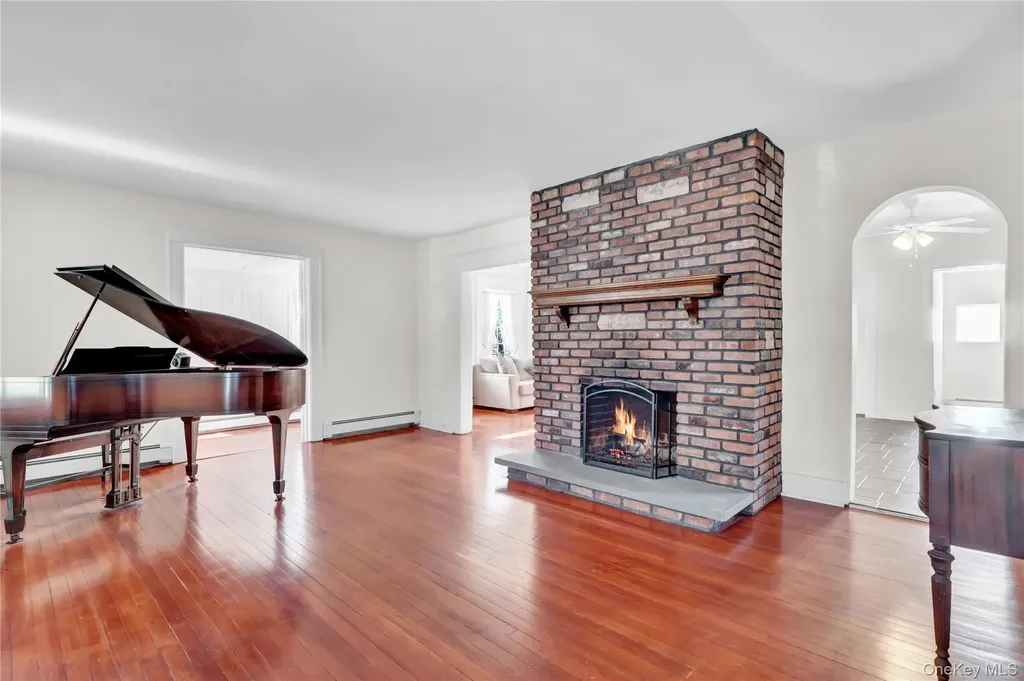 31 Hiawatha Drive Brightwaters NY 11718