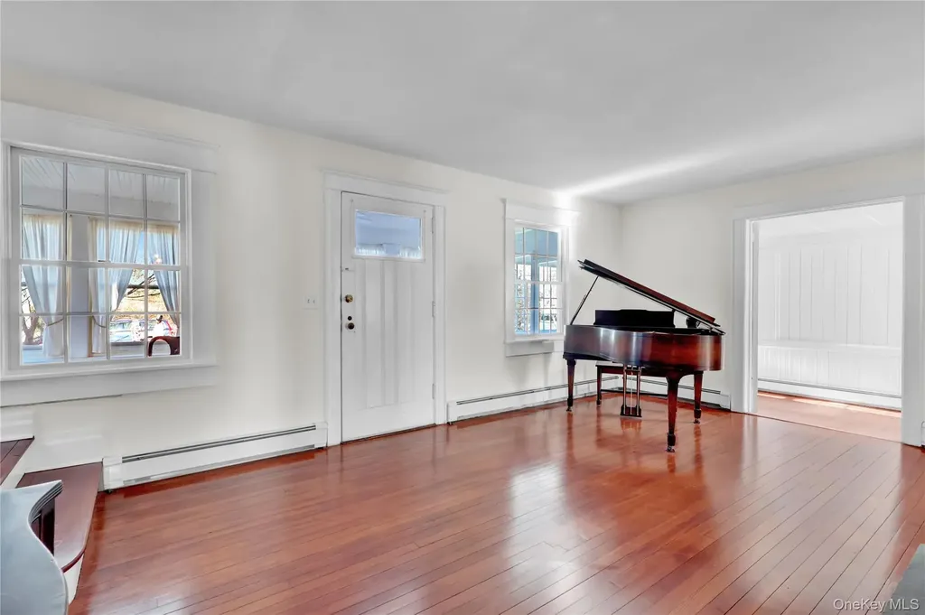 31 Hiawatha Drive Brightwaters NY 11718