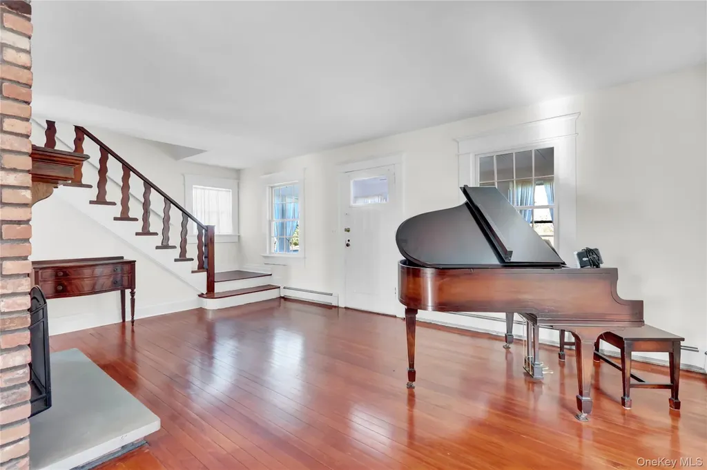 31 Hiawatha Drive Brightwaters NY 11718