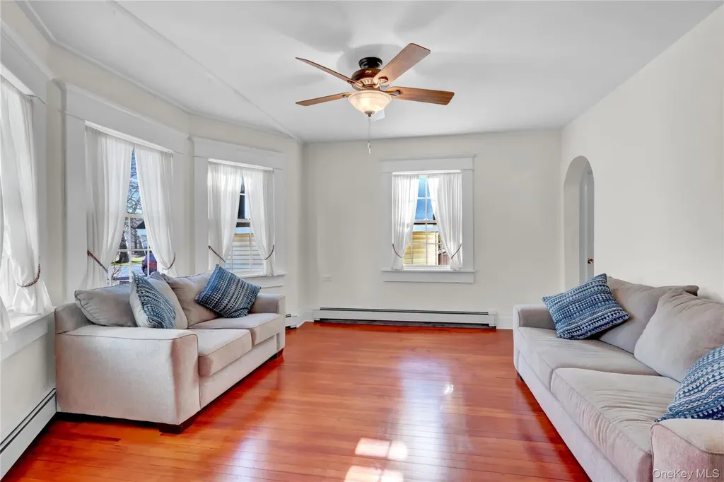 31 Hiawatha Drive Brightwaters NY 11718