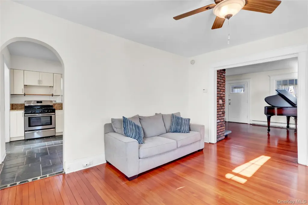 31 Hiawatha Drive Brightwaters NY 11718