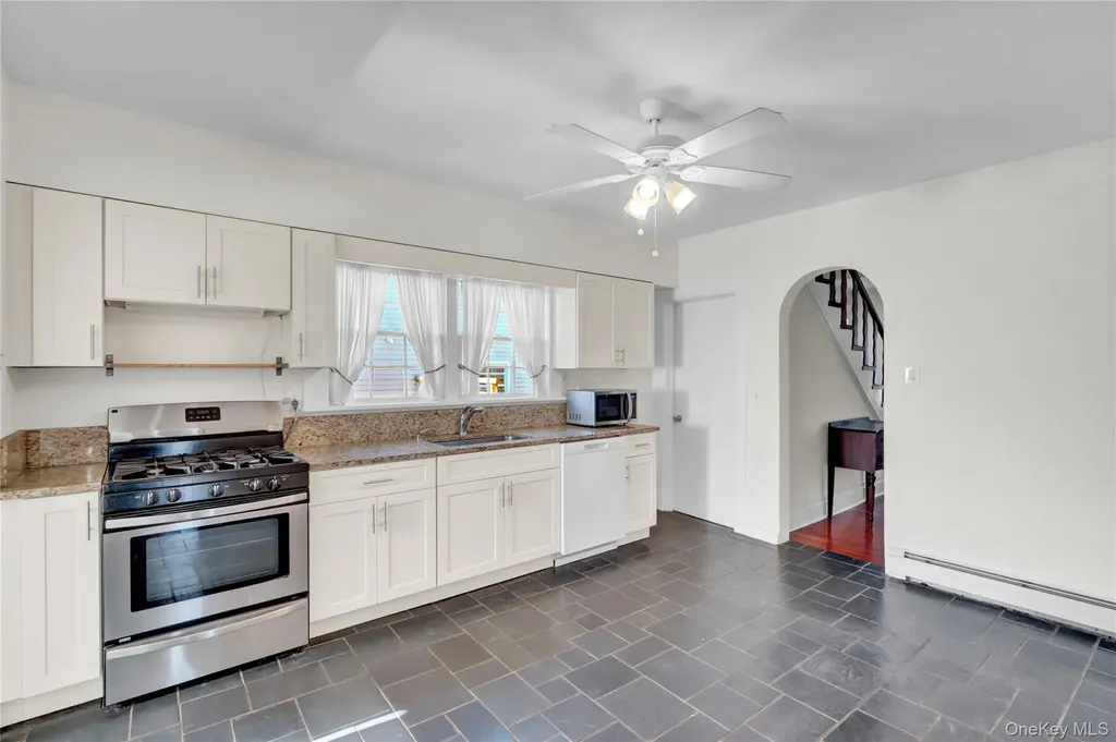 31 Hiawatha Drive Brightwaters NY 11718