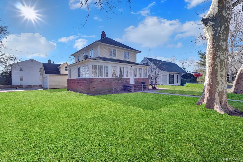 31 Hiawatha Drive Brightwaters NY 11718