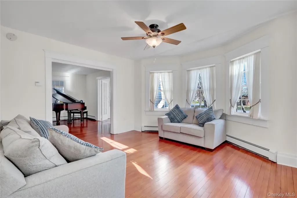 31 Hiawatha Drive Brightwaters NY 11718