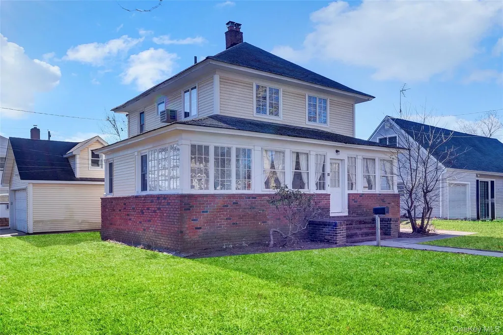 31 Hiawatha Drive Brightwaters NY 11718