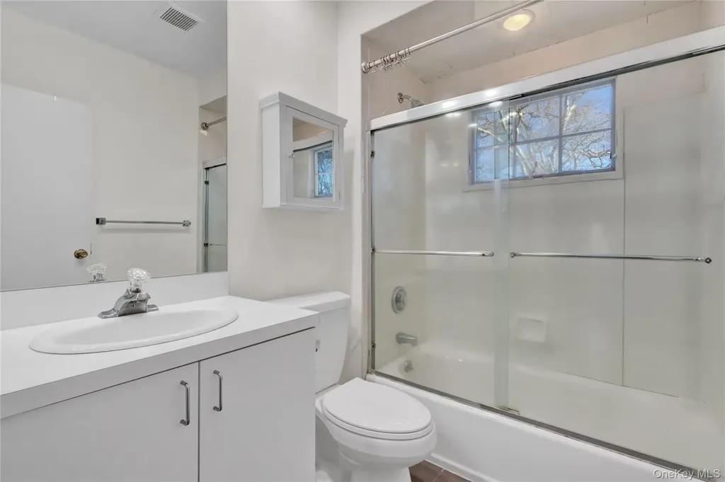 31 Hiawatha Drive Brightwaters NY 11718