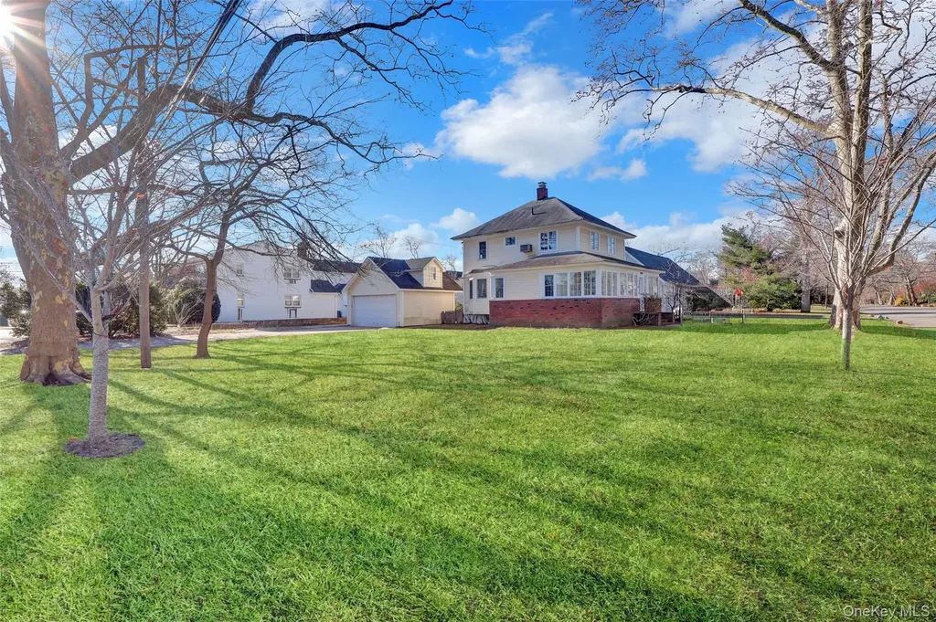 31 Hiawatha Drive Brightwaters NY 11718