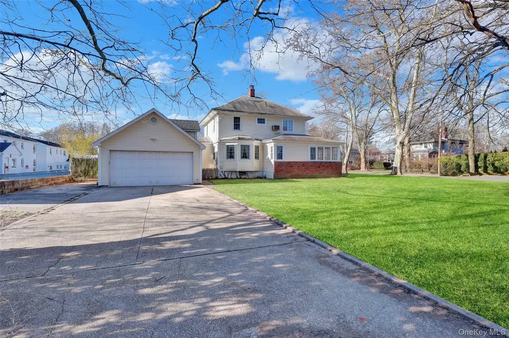 31 Hiawatha Drive Brightwaters NY 11718