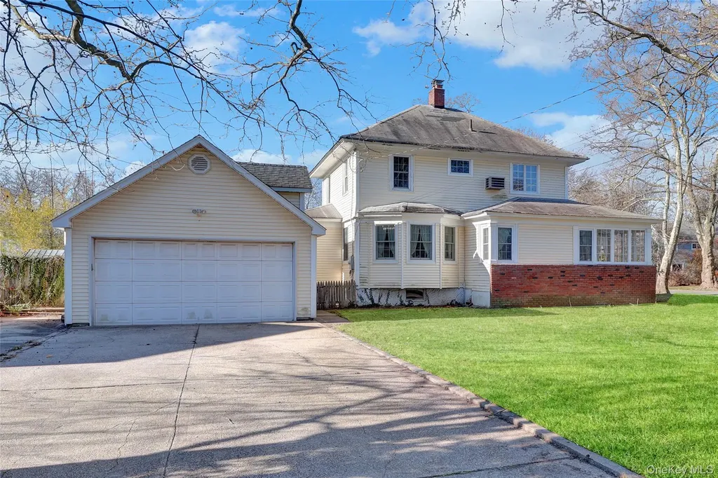 31 Hiawatha Drive Brightwaters NY 11718