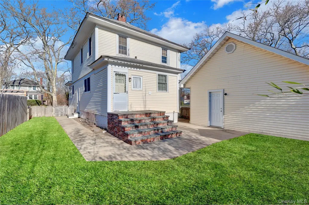 31 Hiawatha Drive Brightwaters NY 11718