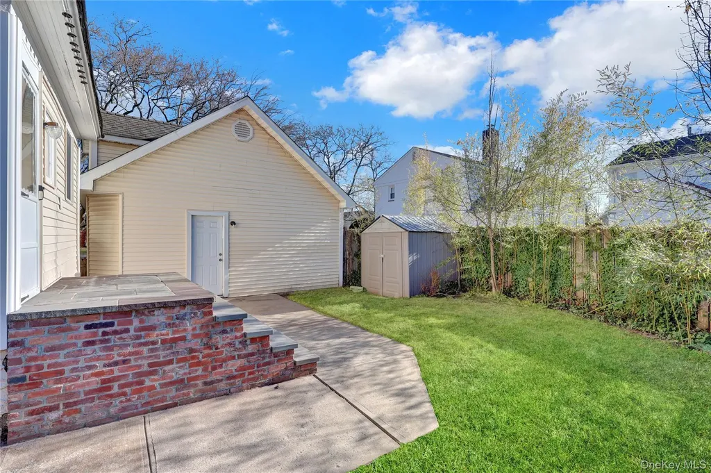 31 Hiawatha Drive Brightwaters NY 11718