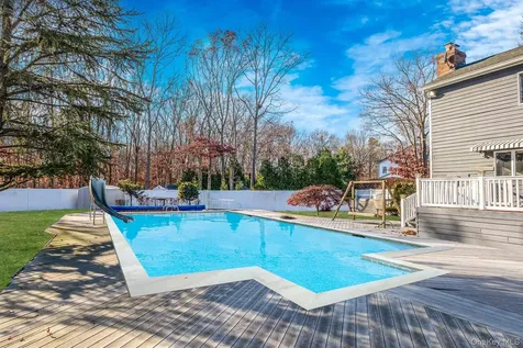 10 Cori Lane Bohemia NY 11716