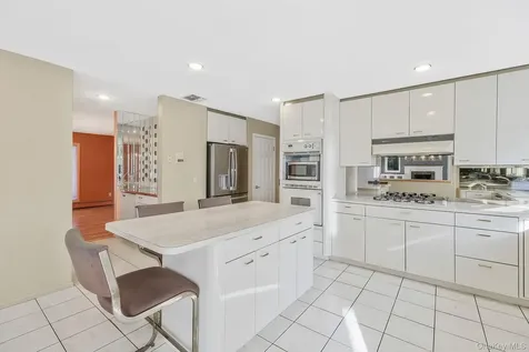 10 Cori Lane Bohemia NY 11716