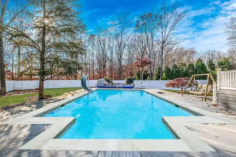 10 Cori Lane Bohemia NY 11716