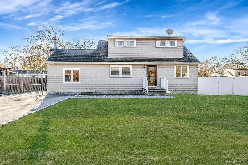 32 Rockledge Drive Shirley NY 11967