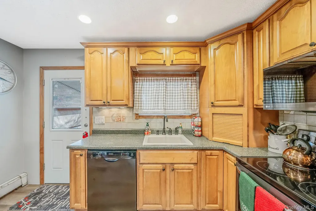 32 Rockledge Drive Shirley NY 11967
