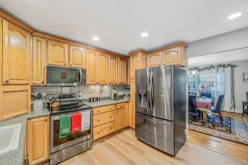 32 Rockledge Drive Shirley NY 11967