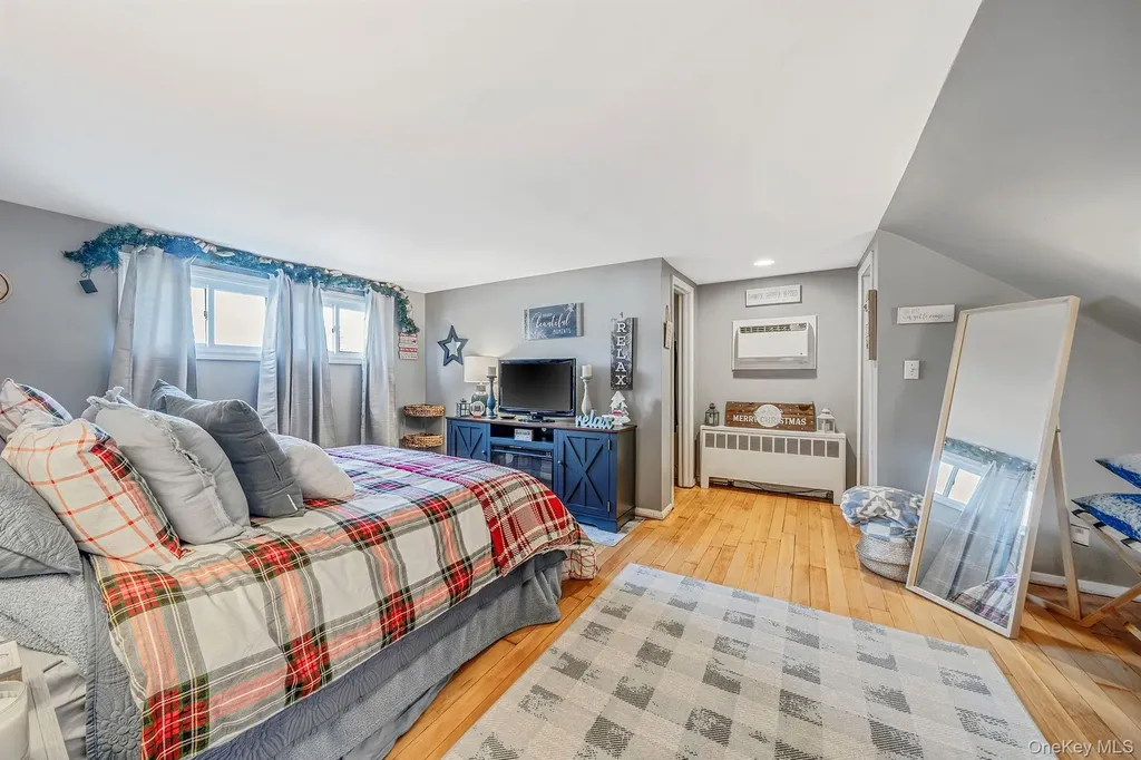 32 Rockledge Drive Shirley NY 11967