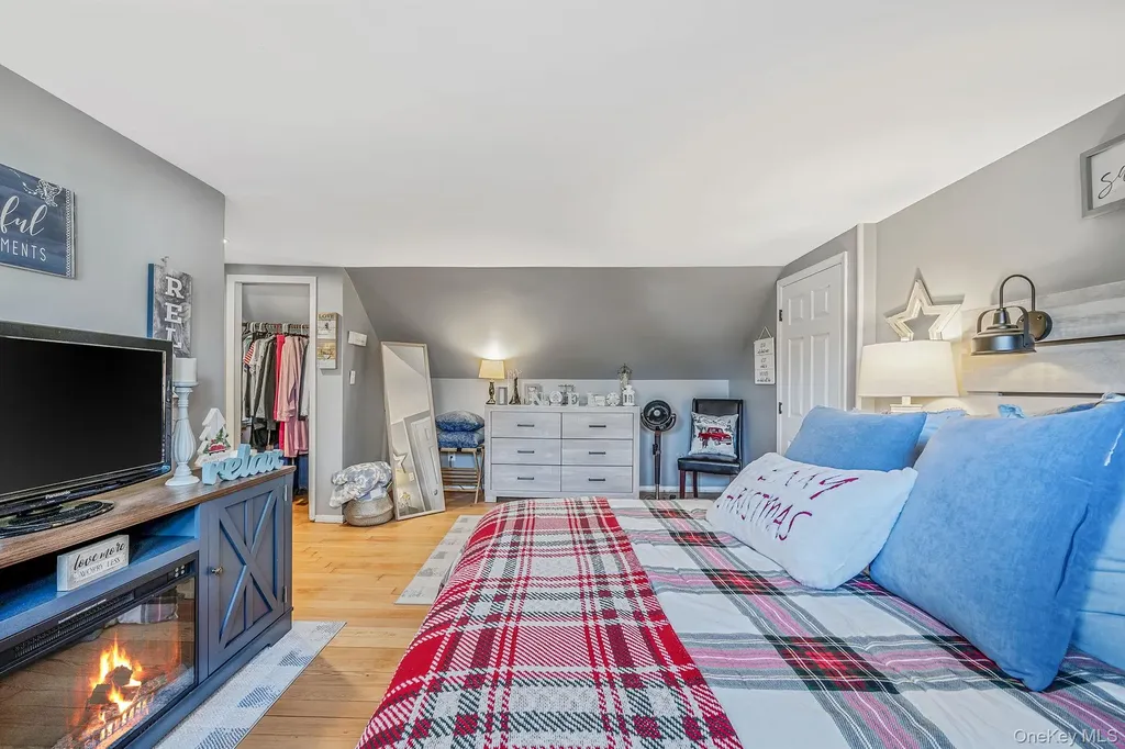 32 Rockledge Drive Shirley NY 11967