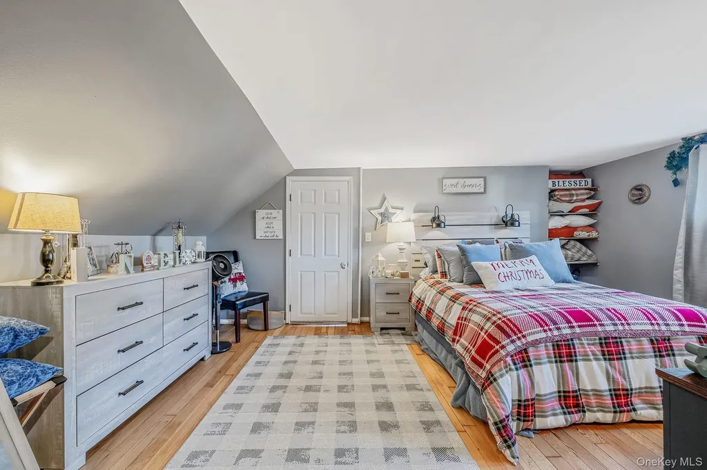 32 Rockledge Drive Shirley NY 11967