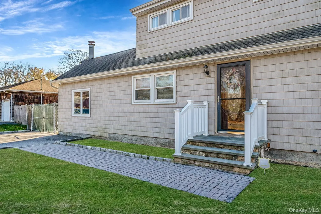 32 Rockledge Drive Shirley NY 11967
