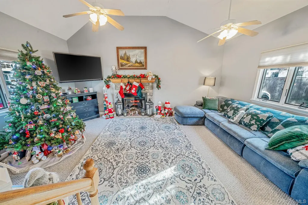 32 Rockledge Drive Shirley NY 11967