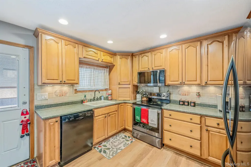 32 Rockledge Drive Shirley NY 11967