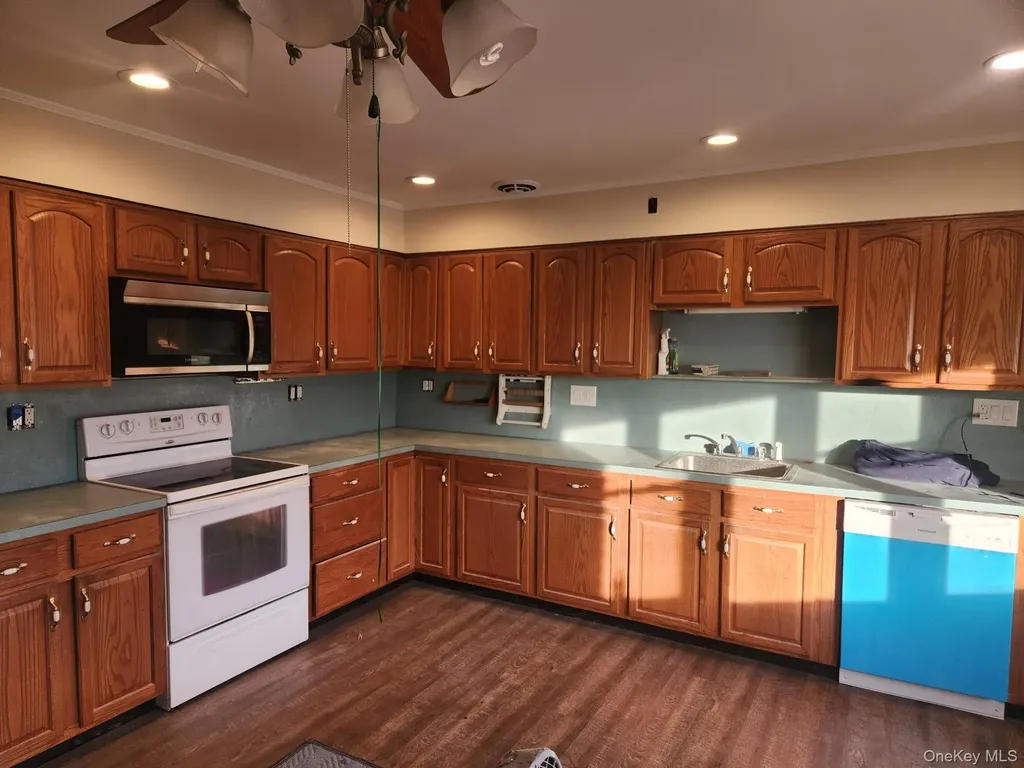 24 Poplar Place Bay Shore NY 11706
