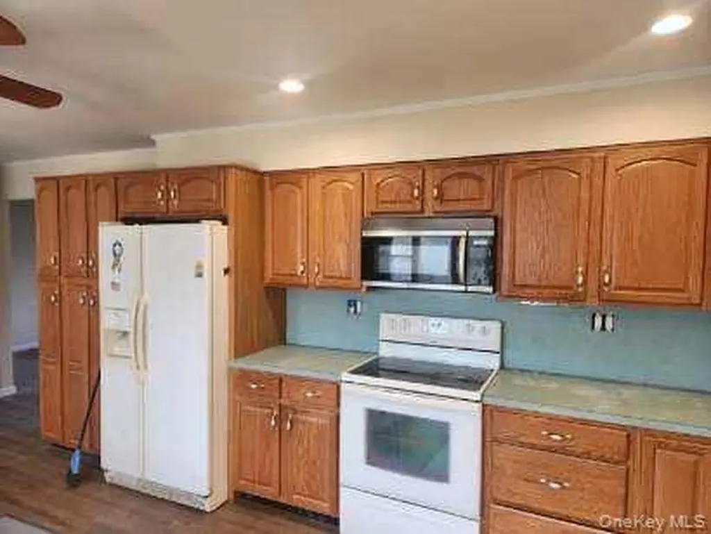 24 Poplar Place Bay Shore NY 11706