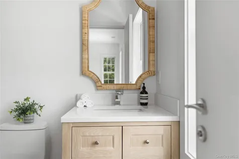 100 Narrow Lane Southampton NY 11968