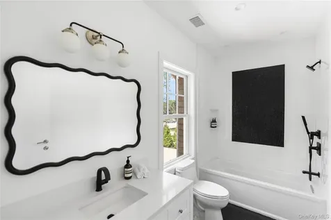 100 Narrow Lane Southampton NY 11968