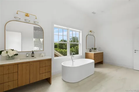 100 Narrow Lane Southampton NY 11968