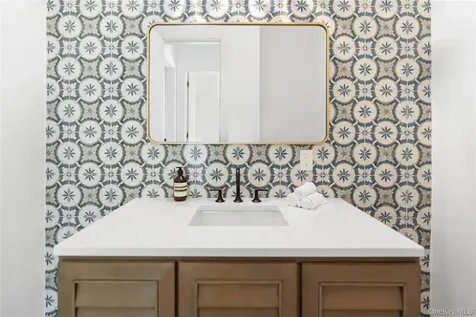 100 Narrow Lane Southampton NY 11968