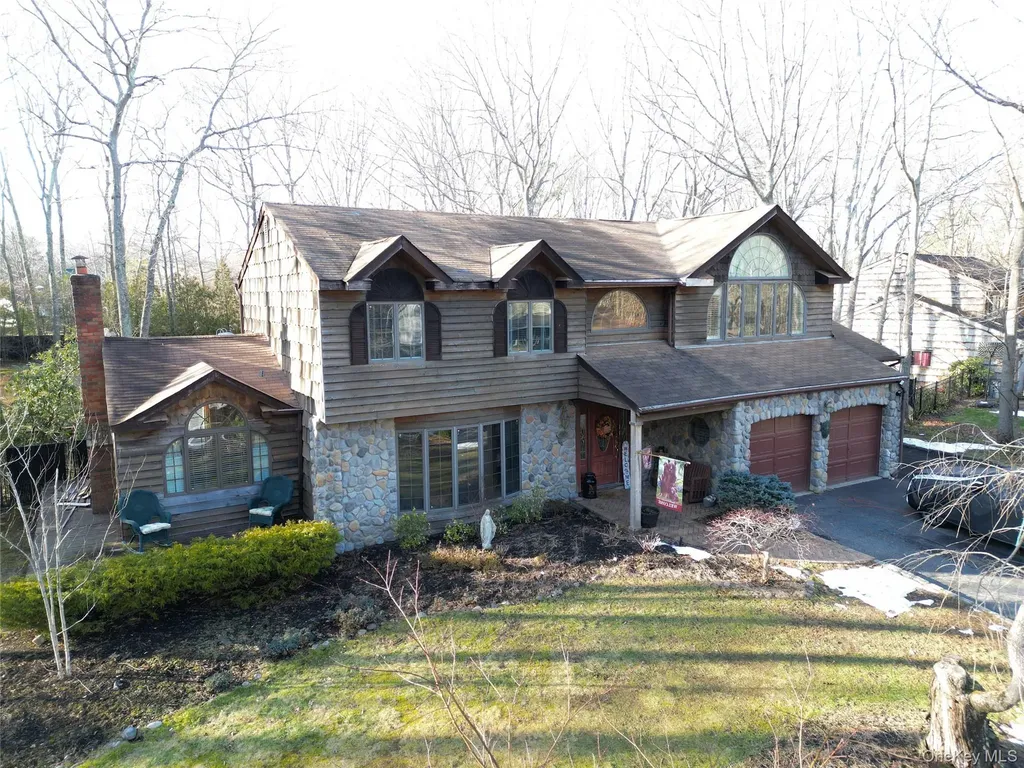 35 Hastings Drive Ridge NY 11961