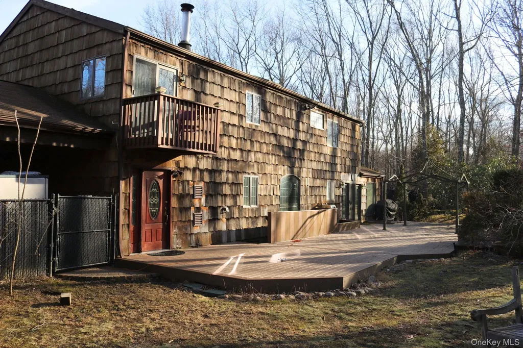 35 Hastings Drive Ridge NY 11961