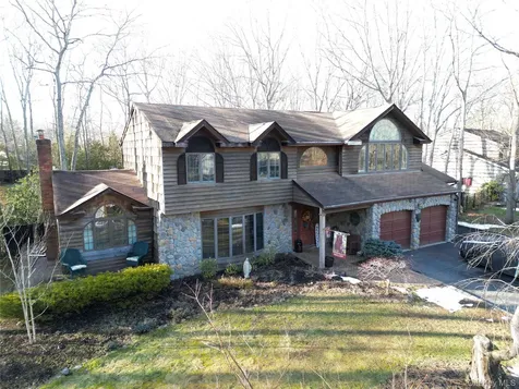 35 Hastings Drive Ridge NY 11961